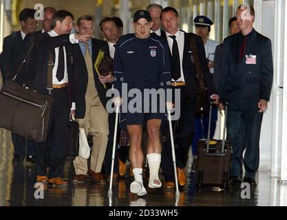 Le Danny Murphy d'Angleterre passe par l'aéroport international de Kansi, au Japon, alors que l'équipe d'Angleterre arrive pour leur match amical contre le Cameroun. CETTE IMAGE NE PEUT ÊTRE UTILISÉE QUE DANS LE CONTEXTE D'UNE FONCTION ÉDITORIALE. AUCUNE UTILISATION DE SITE WEB/INTERNET À MOINS QUE LE SITE NE SOIT ENREGISTRÉ AUPRÈS DE L'ASSOCIATION DE FOOTBALL PREMIER LEAGUE. Banque D'Images