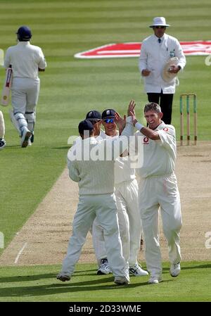 Andrew Caddick (à droite), en Angleterre, célèbre avec des coéquipiers après avoir pris le cricket de Russel Arnold au Sri Lanka lors du premier jour du deuxième match du Npower Test à Edgbaston. Banque D'Images