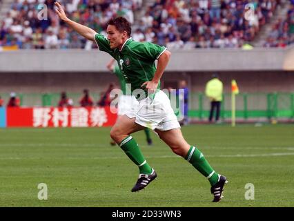 Matt Holland, de la République d'Irlande, célèbre son égaliseur contre le Cameroun lors du premier tour du match du Groupe E de la coupe du monde au stade Big Swan, Niigata. Banque D'Images