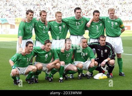 République d'Irlande début de la file, avant le début du premier tour, le groupe E de la coupe du monde contre le Cameroun au stade Big Swan, Niigata. La République d'Irlande en a tiré 1-1 avec le Cameroun. Banque D'Images