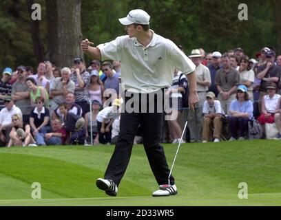 Justin Rose, d'Angleterre, regarde son putt sur le 18ème green, pendant les Victor Chandler British Masters au Marquess course, Woburn Golf and Country Club, Berkshire. Banque D'Images