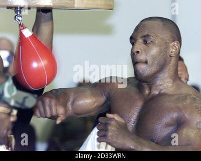 Le boxeur américain à poids lourd Mike Tyson lors de son entraînement ouvert au casino Fitzgerald de Tunica, avant le titre de poids lourd mondial de combat avec la Grande-Bretagne Lennox Lewis à Memphis. Banque D'Images