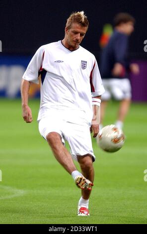 Le capitaine d'Angleterre David Beckham en action pendant l'entraînement au dôme de Sapporo, à Sapporo, au Japon. L'Angleterre joue leur deuxième match de la coupe du monde contre les adversaires du groupe F Argentine. Le premier match contre la Suède s'est terminé par un tirage au sort de 1-1. CETTE IMAGE NE PEUT ÊTRE UTILISÉE QUE DANS LE CONTEXTE D'UNE FONCTION ÉDITORIALE. AUCUNE UTILISATION DE SITE WEB/INTERNET À MOINS QUE LE SITE NE SOIT ENREGISTRÉ AUPRÈS DE L'ASSOCIATION DE FOOTBALL PREMIER LEAGUE Banque D'Images