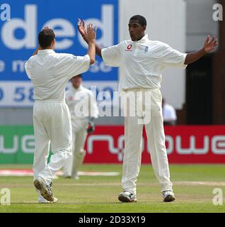 Alex Tudor (en face), en Angleterre, célèbre la prise de la porte de Mahèle Jayawardene, au Sri Lanka, lors du 3e test npower à Old Trafford, Manchester. Banque D'Images