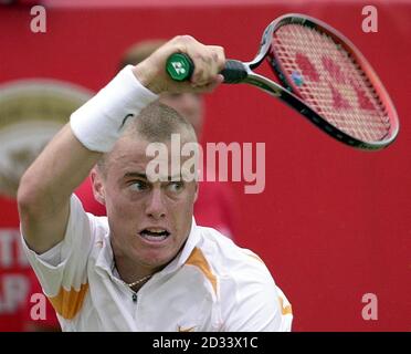 Lleyton Hewitt en Australie contre Tim Henman en Grande-Bretagne lors des championnats Stella Artois au Queen's Club de Londres. Hewitt défait Henman 4-6, 6-1, 6-4 pour conserver le titre. Banque D'Images