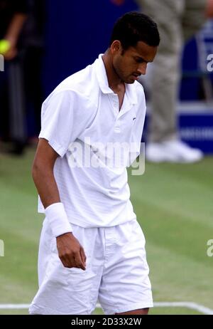 Arvind Parmar, un Britannique abattu, sait qu'il se dirige vers une défaite dans son match avec Wayne Arthurs, de l'Australie, qui a remporté 6-7, 6-2, 6-4 au 3e tour du Samsung Open à Nottingham. Banque D'Images