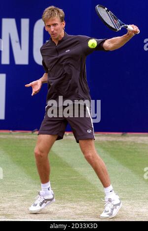 L'australien Wayne Arthurs en action contre Jonas Bjorkman en Suède durant le match final du Samsung Open, à Nottingham. Bjorkman défait Arthurs 6-2, 6-7, 6-2. Banque D'Images