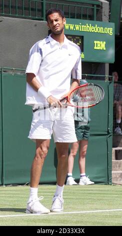 USAGE ÉDITORIAL SEULEMENT, PAS D'USAGE COMMERCIAL : joueur de tennis britannique Arvind Parmar en action contre Thomas Enqvist de Suède sur le court 2 à Wimbledon, le premier jour des Championnats. Banque D'Images