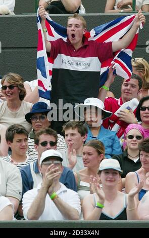 USAGE ÉDITORIAL EXCLUSIF, PAS D'USAGE COMMERCIAL. Les fans de tennis sur le court One ont derrière Tim Henman, le numéro un de la Grande-Bretagne, lors de son match contre Jean François Bachelot de France sur le court One à Wimbledon. Banque D'Images