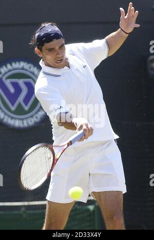 UTILISATION ÉDITORIALE UNIQUEMENT, AUCUNE UTILISATION COMMERCIALE. Mark Philippousis d'Australie en action contre la Cour 1 contre la 14ème semence de Suède Thomas Enqvist à Wimbledon. Banque D'Images