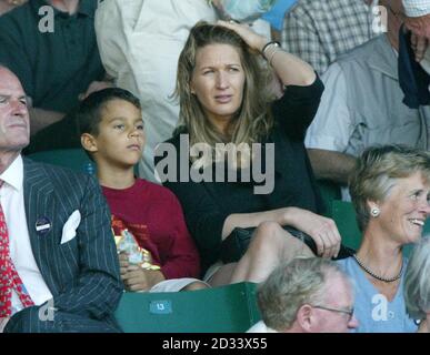 UTILISATION ÉDITORIALE UNIQUEMENT, AUCUNE UTILISATION COMMERCIALE. Steffi Graf, ancienne championne de Wimbledon, regarde son mari André Agassi, la troisième graine, perdre au Paradorn Sequan de Thaïlande en jeux droits 6:4/7:6/6:2 à Wimbledon. Banque D'Images