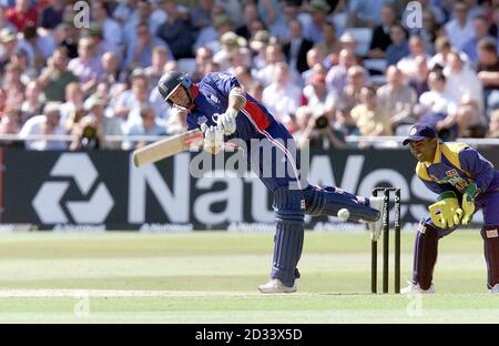 Le capitaine d'Angleterre Nasser Hussain conduit pour 4 pendant ses gains de 32 lors du match d'ouverture de la série NatWest à Trent Bridge, Nottingham. Banque D'Images