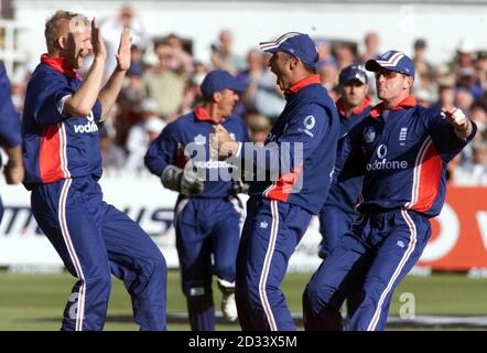 Le capitaine d'Angleterre Nasser Hussain (au centre) célèbre l'ouverture du Sri Lanka Sanath Jayasuriya, au large du bowling de Matthew Hoggard (à gauche), Paul Collingwood (à droite) se joint aux célébrations lors du match de la série NatWest à Trent Bridge, Nottingham. Banque D'Images