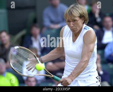 Martina Navratilova, la légendaire star du tennis américain, en action lors du match des doubles de ses dames sur le court du centre de Wimbledon. Mlle Navratilova a été associée par Natasha Zvereva de Russie contre les sœurs italiennes Antonella et Adriana Zanetti. Banque D'Images