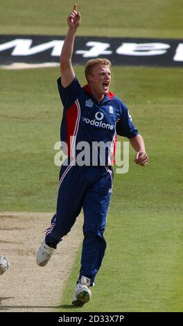 Andrew Flintooff, de l'Angleterre, célèbre le cricket de Marvan Atapattu au Sri Lanka lors du quatrième match de la série triangulaire NatWest, entre l'Angleterre et le Sri Lanka à Headingley, Leeds. Banque D'Images