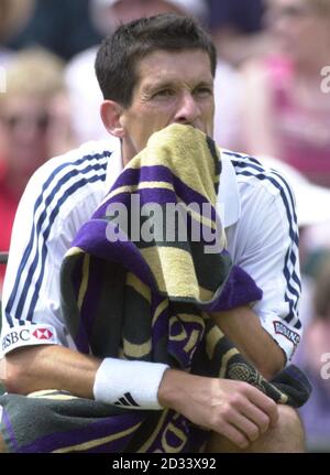 UTILISATION ÉDITORIALE UNIQUEMENT, AUCUNE UTILISATION COMMERCIALE. Tim Henman, la star britannique du tennis masculin, réfléchit à ses tactiques lors de son quart de finale match contre Andre sa du Brésil sur Center court à Wimbledon. * 5/7/2002: Le héros britannique de tennis Tim Henman jouait sa propre version des cendres allant de la tête à la tête avec l'australien Lleyton Hewitt dans les demi-finales de Wimbledon. Le Britannique, âgé de 27 ans, a été confronté à son plus difficile test du tournoi contre le numéro un mondial pour une place prisée dans la finale. Henman a été mis en place pour sa quatrième demi-finale de Wimbledon en cinq ans, alors que Hewitt commençait son premier semi-a Banque D'Images