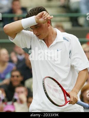 UTILISATION ÉDITORIALE UNIQUEMENT, AUCUNE UTILISATION COMMERCIALE. Richard Krajicek, de Hollande, s'est effondre lors de la finale du quart masculin, perdant à Xavier Malisse, de Belgique, sur le court One à Wimbledon. Malisse a combattu Krajicek à travers cinq ensembles finalement gagnant 6:1/4:6/6:2/3:6/9:7. Banque D'Images