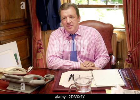 David Murray, qui a démissionné de son poste de président du club de football des Rangers après 14 ans de responsabilité, est photographié à son bureau d'Édimbourg.David Murray a déclaré que sa décision avait été motivée par l'évolution du visage financier du football.* le vice-président John McClelland prendra la relève de Murray, qui continuera dans le rôle de président honoraire et maintiendra sa participation majeure de 66%.McClelland, sous-étude à Murray depuis novembre 2000, aura maintenant le seul contrôle des opérations des Rangers. Banque D'Images