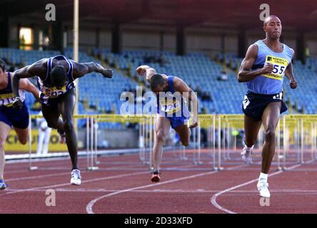 Colin Jackson (à droite) de Brecon AC remporte la finale haies de 110 mètres devant Tony Jarrett (2e à gauche) d'Enfield & Haringay AC lors des épreuves européennes de Norwich Union et des championnats AAA au stade Alexandra de Birmingham. Banque D'Images