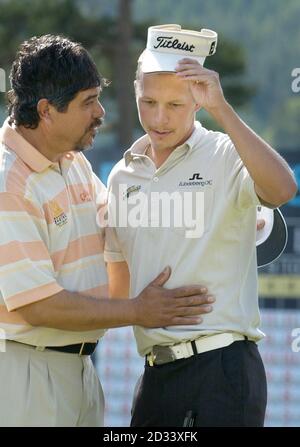 L'Argentin Eduardo Romero console Fredrik Jacobson de Suède sur le 18ème vert après que Romero a gagné l'Open d'Écosse dans une pièce de théâtre avec Jacobson au Loch Lomond. Banque D'Images