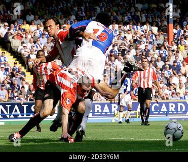 Dwight Yorke de Blackburn Rovers se heurte à Stephen Wright de Sunderland (en bas à gauche) lors de leur match de First ership de FA Barclaycard au parc Ewood de Blackburn. Blackburn en a tiré 0-0 avec Sunderland. CETTE IMAGE NE PEUT ÊTRE UTILISÉE QUE DANS LE CONTEXTE D'UNE FONCTION ÉDITORIALE. AUCUNE UTILISATION DE SITE WEB/INTERNET À MOINS QUE LE SITE NE SOIT ENREGISTRÉ AUPRÈS DE L'ASSOCIATION DE FOOTBALL PREMIER LEAGUE. Banque D'Images