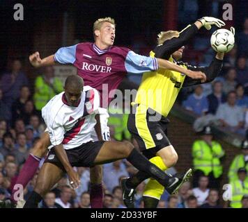 Peter Crouch d'Aston Villa en action contre Sylvain Distin de Manchester City (à gauche) et le gardien de but Peter Schmeichel (à droite) lors du match FA Barclaycard Premiership à Villa Park, Birmingham. CETTE IMAGE NE PEUT ÊTRE UTILISÉE QUE DANS LE CONTEXTE D'UNE FONCTION ÉDITORIALE. AUCUNE UTILISATION DE SITE WEB/INTERNET À MOINS QUE LE SITE NE SOIT ENREGISTRÉ AUPRÈS DE L'ASSOCIATION DE FOOTBALL PREMIER LEAGUE. Banque D'Images