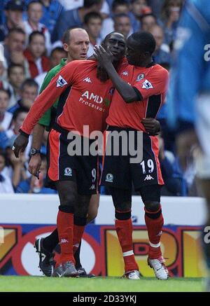 Andy Cole (à gauche) de Blackburn Rover célèbre avec Dwight Yorke après son but contre la ville de Manchester, mais a été blessé lors de son score et a été retiré lors de son match FA Barclaycard Premiership à Maine Road, Manchester. Note finale Manchester City 2 Blackburn Rovers 2. Banque D'Images