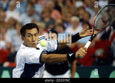 Le Paradorn de Thaïlande, Srichaphan, en action contre Martin Lee de Grande-Bretagne lors du match de tennis de la coupe Davis entre la Grande-Bretagne et la Thaïlande à la NIA, Birmingham. Banque D'Images