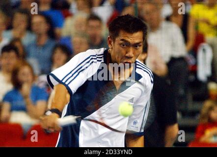 Le Paradorn de Thaïlande, Srichaphan, en action contre Martin Lee de Grande-Bretagne lors du match de tennis de la coupe Davis entre la Grande-Bretagne et la Thaïlande au NIA, Birmingham. Banque D'Images