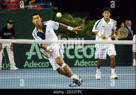 En Thaïlande, le Paradorn Srichapan (à gauche) et Danai Udomchaut en action contre Tim Henman de Grande-Bretagne et Miles Maclagan dans la coupe Davis à l'arène intérieure nationale. Banque D'Images