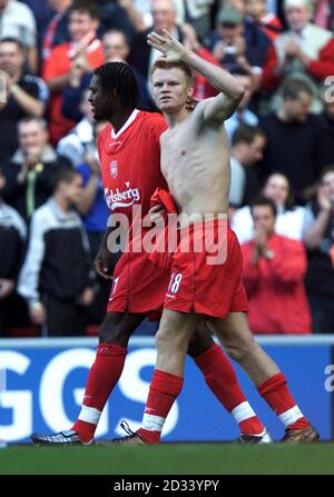 John Arne Riise de Liverpool (à droite) célèbre son but avec Salif Diao, lors de leur match de Premiership FA Barclaycard au stade Anfield de Liverpool. Score final: Liverpool 2, West Bromwich Albion Nil. Banque D'Images