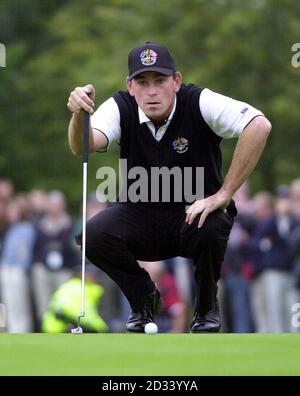 Thomas Bjorn, d'Europe, a aligné son putt sur le premier vert lors de son match des foursomes le deuxième jour de la 34e Ryder Cup, le Belfry de Vere, Sutton Coldfield, Warwickshire. Bjorn s'associe à Darren Clarke contre Tiger Woods des États-Unis et Davis Love III Banque D'Images