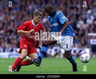 Michael Owen de Liverpool passe le ballon devant le défenseur de Manchester City Sylvain Distin (à droite), lors de leur match FA Barclaycard Premiership au Maine Road Ground de Manchester City. CETTE IMAGE NE PEUT ÊTRE UTILISÉE QUE DANS LE CONTEXTE D'UNE FONCTION ÉDITORIALE. AUCUNE UTILISATION DE SITE WEB/INTERNET À MOINS QUE LE SITE NE SOIT ENREGISTRÉ AUPRÈS DE L'ASSOCIATION DE FOOTBALL PREMIER LEAGUE. Banque D'Images