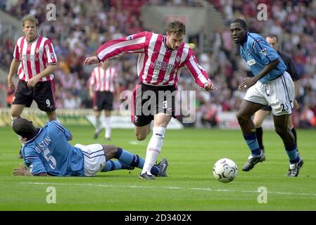 Le Wayne Bridge de Southampton (au centre) passe devant Sylvain Distin de Manchester City et Marc-Vivien Foe (à droite), lors de leur match de First ership FA Barclaycard au stade St Mary de Southampton. CETTE IMAGE NE PEUT ÊTRE UTILISÉE QUE DANS LE CONTEXTE D'UNE FONCTION ÉDITORIALE. AUCUNE UTILISATION DE SITE WEB/INTERNET À MOINS QUE LE SITE NE SOIT ENREGISTRÉ AUPRÈS DE L'ASSOCIATION DE FOOTBALL PREMIER LEAGUE. Banque D'Images