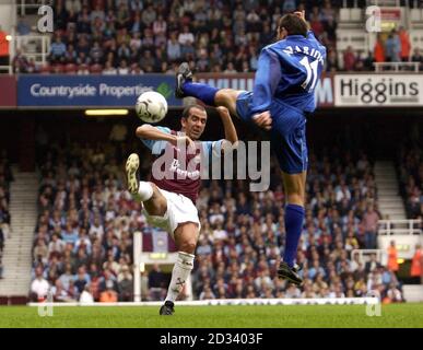 Stan Lazaridis de Birminghsm saute haut pour défier Paolo di Canio de West Ham, lors de leur match de First ership FA Barclaycard au parc Upton de West Ham à Londres. CETTE IMAGE NE PEUT ÊTRE UTILISÉE QUE DANS LE CONTEXTE D'UNE FONCTION ÉDITORIALE. AUCUNE UTILISATION DE SITE WEB/INTERNET À MOINS QUE LE SITE NE SOIT ENREGISTRÉ AUPRÈS DE L'ASSOCIATION DE FOOTBALL PREMIER LEAGUE. Banque D'Images