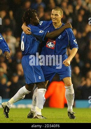 Darren Purse (à droite) de Birmingham City célèbre ses scores contre Bolton avec Aliou Cisse, lors du match de First ership de la FA Barclaycard à St Andrews, Birmingham. CETTE IMAGE NE PEUT ÊTRE UTILISÉE QUE DANS LE CONTEXTE D'UNE FONCTION ÉDITORIALE. AUCUNE UTILISATION DE SITE WEB/INTERNET À MOINS QUE LE SITE NE SOIT ENREGISTRÉ AUPRÈS DE L'ASSOCIATION DE FOOTBALL PREMIER LEAGUE. Banque D'Images