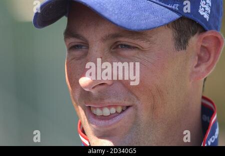 USAGE ÉDITORIAL SEULEMENT - PAS D'USAGE COMMERCIAL: L'Angleterre Marcus Trescothick dans les filets au terrain de cricket de Gabba pendant la pratique avant le premier test des cendres qui commence au sol jeudi. Banque D'Images