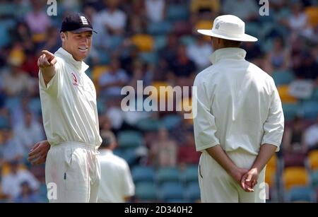 USAGE ÉDITORIAL SEULEMENT - PAS D'USAGE COMMERCIAL: Andrew Flintock (à gauche), de l'Angleterre, retourne sur les feuillets avec Marcus Trescothick comme substitut de la Simon Jones blessée, pendant la deuxième journée du premier test à Gabba, Brisbane, en Australie. Banque D'Images