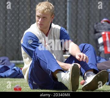 USAGE ÉDITORIAL EXCLUSIF - PAS D'USAGE COMMERCIAL : le joueur de cricket de l'Angleterre Andrew Flintock fait une pause lors de la pratique sur le net au Bellerive Oval, Hobart, Tasmanie. * 19/11/02 Andrew Flintop qui a été exclu des plans de l'Angleterre pour les deux prochains tests après tomber pour prouver sa forme physique après une opération hernie d'été. Le vice-capitaine du Lancashire avait joué cette semaine au match tiré par l'Angleterre avec l'Australie A à Hobart en vue de persuader la direction de l'Angleterre qu'il avait maintenant entièrement récupéré des effets de la chirurgie qui l'avait auparavant limité à un seul match jusqu'à présent sur la tournée. Il Banque D'Images