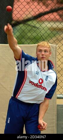 USAGE ÉDITORIAL EXCLUSIF - PAS D'USAGE COMMERCIAL : Andrew Flintooff, en Angleterre, en action pendant la pratique sur le net au Bellerive Oval, Hobart, Tasmanie. * 19/11/02 Andrew Flintooff qui a été exclu des plans de l'Angleterre pour les deux prochains tests après tomber pour prouver sa forme physique après une opération hernie d'été. Le vice-capitaine du Lancashire avait joué cette semaine au match tiré par l'Angleterre avec l'Australie A à Hobart en vue de persuader la direction de l'Angleterre qu'il avait maintenant entièrement récupéré des effets de la chirurgie qui l'avait auparavant limité à un seul match jusqu'à présent sur la tournée. Il a été rul Banque D'Images