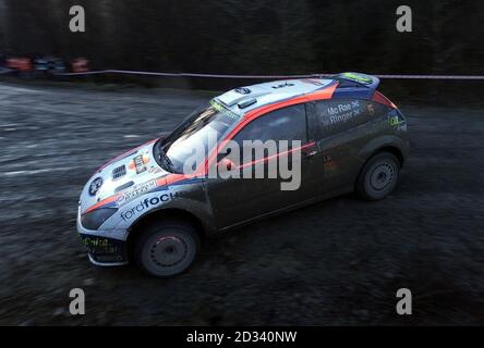 Colin McRae dans son Ford Focus RS WRC 02 sur la scène spéciale Trawcoed du Network Q Rally of Great Britain. Banque D'Images