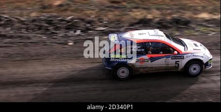 Colin McRae d'Écosse dans son Ford Focus RS WRC 02 pendant la phase spéciale de Crychan du Network Q Rally de Grande-Bretagne. Banque D'Images