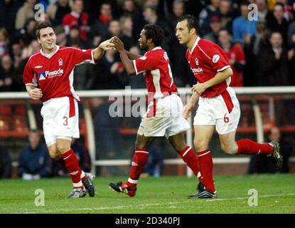 David Johnson (au centre), attaquant de la forêt de Nottingham, célèbre le deuxième but de son côté contre Bradford avec ses coéquipiers Jim Brennan (à gauche) et Riccardo Scimeca (à droite) lors du match national de la division un à City Ground, Nottingham. CETTE IMAGE NE PEUT ÊTRE UTILISÉE QUE DANS LE CONTEXTE D'UNE FONCTION ÉDITORIALE. PAS D'UTILISATION DU SITE WEB DU CLUB OFFICIEUX. Banque D'Images