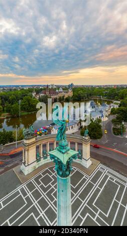 Vue panoramique sur la place des héros (Hosok Tere) à Budapest, Hongrie avec le Monument du Millénaire, attraction principale de la ville sous un ciel pittoresque à summ ensoleillé Banque D'Images