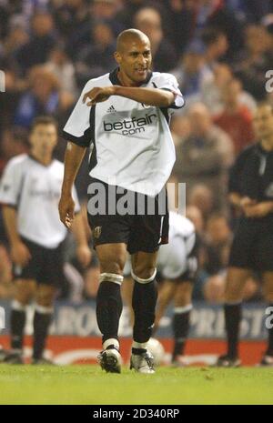 Steve Marlet de Fulham après avoir été envoyé pendant le match Barclaycard Premiership entre Birmingham City et Fulham à St. Andrews. CETTE IMAGE NE PEUT ÊTRE UTILISÉE QUE DANS LE CONTEXTE D'UNE FONCTION ÉDITORIALE. AUCUNE UTILISATION DE SITE WEB/INTERNET À MOINS QUE LE SITE NE SOIT ENREGISTRÉ AUPRÈS DE L'ASSOCIATION DE FOOTBALL PREMIER LEAGUE. Banque D'Images