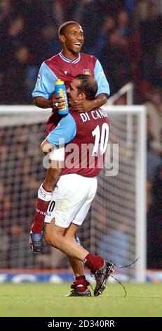 Adrian Mutu de Chelsea échange des mots avec Darren Purse de Birmingham City (à droite) lors du match de First ership de FA Barclaycard au Stamford Bridge Ground de Chelsea, à Londres dimanche.Chelsea a attiré 0-0 avec Birmingham City. Banque D'Images