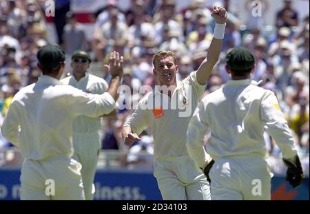 Le Brett Lee (au centre) d'Australie célèbre le cricket de Marcus Trescothick, en Angleterre, au cours de la première journée du troisième test 'Ashess' au terrain de cricket du WACA. L'Angleterre était sortie pour 185, l'Australie a terminé la journée le 126-2. Banque D'Images