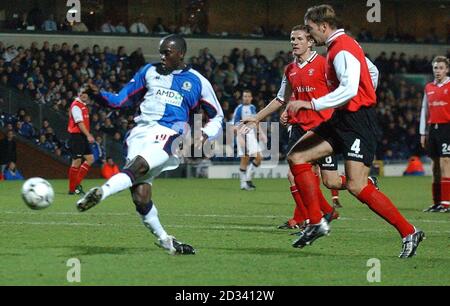 Dwight Yorke de Blackburn Rovers (à gauche) accueille son deuxième but contre Rotherham United, lors de leur match de la coupe Worthington 4e ronde à Ewood Park, Blackburn. CETTE IMAGE NE PEUT ÊTRE UTILISÉE QUE DANS LE CONTEXTE D'UNE FONCTION ÉDITORIALE. AUCUNE UTILISATION DE SITE WEB/INTERNET À MOINS QUE LE SITE NE SOIT ENREGISTRÉ AUPRÈS DE L'ASSOCIATION DE FOOTBALL PREMIER LEAGUE. Banque D'Images