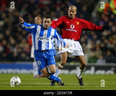 Juan Veron de Manchester United (à droite) combat avec Gonzalez Soriano Sergio de Deportivo la Coruna, lors de leur match de groupe D de la Ligue des champions de l'UEFA, phase 2, à Old Trafford, Manchester. CETTE IMAGE NE PEUT ÊTRE UTILISÉE QUE DANS LE CONTEXTE D'UNE FONCTION ÉDITORIALE. AUCUNE UTILISATION DE SITE WEB/INTERNET À MOINS QUE LE SITE NE SOIT ENREGISTRÉ AUPRÈS DE L'ASSOCIATION DE FOOTBALL PREMIER LEAGUE. Banque D'Images