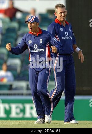 POUR USAGE ÉDITORIAL UNIQUEMENT. PAS D'UTILISATION COMMERCIALE : le capitaine d'Angleterre Nasser Hussain (à gauche) célèbre sa prise au large du bowling d'Andrew Caddick (à droite) pour licencier le batteur sri lankais Jehan Mubarak, pendant le Triangular VB Series One Day International au terrain de cricket de WACA, Perth, Australie. Banque D'Images